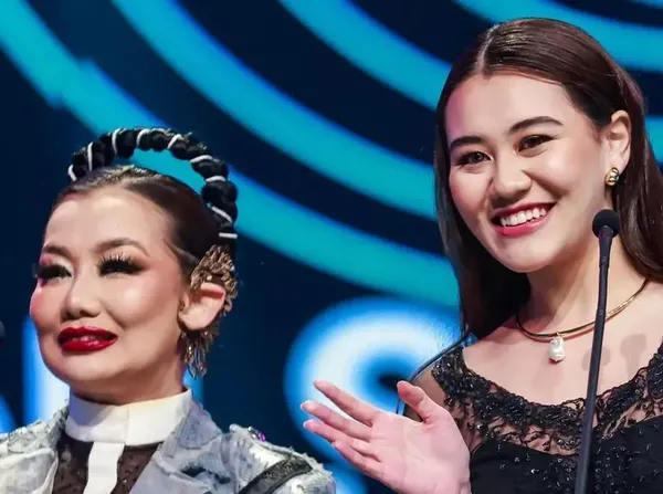 6 Foto Adu Gaya Fuji & Aaliyah Massaid, Sepanggung di TikTok Awards 2023