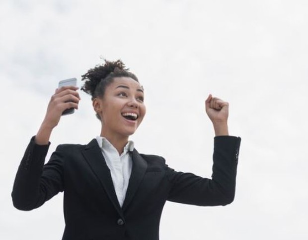 Perempuan berwajah senang