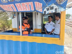 Penjaga Pelintasan di Gresik BAB Saat KA Melintas Diganjar Sanksi