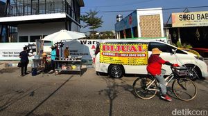 Unik Warga Asal Ponorogo Jualan Nasi Pakai Alphard