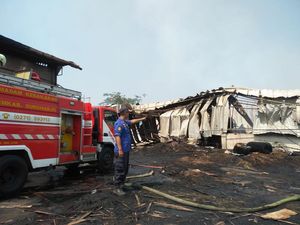 13 Jam Berlalu, Kebakaran Pabrik Triplek di Polokarto Sukoharjo Belum Padam