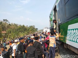 Penumpang KA Argo Semeru yang Anjlok, Dievakuasi Pakai Kereta Bandara