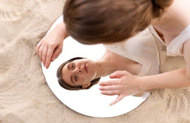 Perempuan sedang mengaca