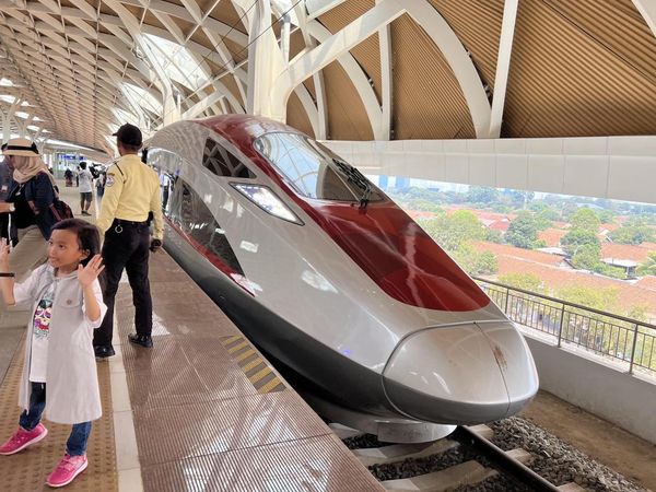 Melihat Lebih Dekat Kereta Cepat Jakarta Bandung Berkecepatan 350 Km/Jam