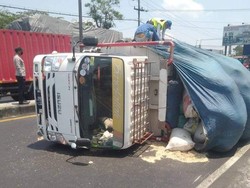 Truk Terguling di Lawang, Jalur Surabaya-Malang Tersendat