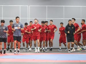 Hujan Deras di Brunei Bikin Timnas Indonesia Latihan di Lapangan Indoor Hujan Deras di Brunei Bikin Timnas Indonesia Latihan di Lapangan Indoor