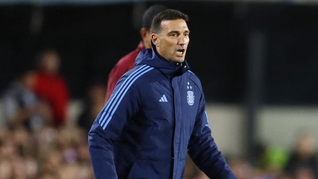Soccer Football - World Cup - South American Qualifiers - Argentina v Paraguay - Estadio Mas Monumental, Buenos Aires, Argentina - October 12, 2023 Argentina coach Lionel Scaloni reacts REUTERS/Agustin Marcarian