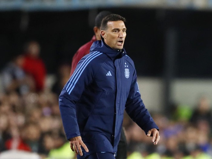 Soccer Football - World Cup - South American Qualifiers - Argentina v Paraguay - Estadio Mas Monumental, Buenos Aires, Argentina - October 12, 2023 Argentina coach Lionel Scaloni reacts REUTERS/Agustin Marcarian