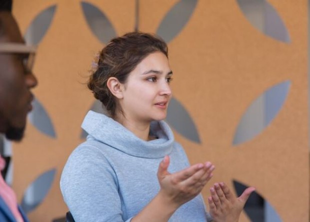 Perempuan difoto dari samping