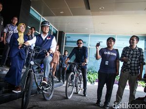Naik Sepeda, Anies Cek Kesehatan untuk Daftar Capres di RS Fatmawati Naik Sepeda, Anies Cek Kesehatan untuk Daftar Capres di RS Fatmawati