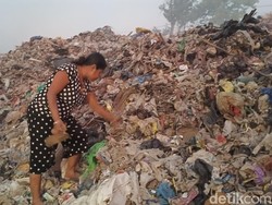 4 Hari Kebakaran TPA Alak Kupang, Pemulung Bertahan di Tengah Kepulan Asap