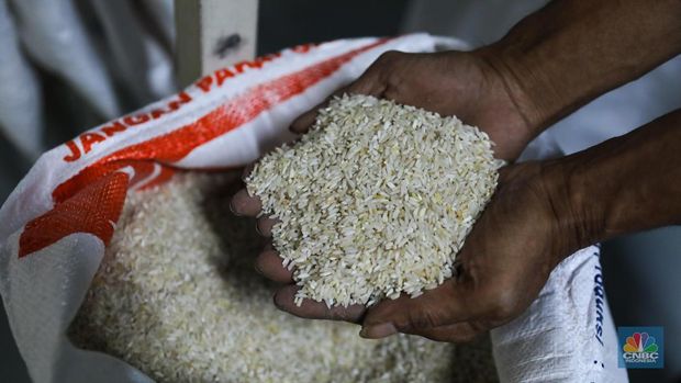 Pekerja melakukan pengemasan beras stabilisasi pasokan dan harga pangan (SPHP) di gudang Bulog Kanwil Jakarta Banten di Kelapa Gading, Jakarta Utara, Selasa (17/10/2023). Beras SPHP bertujuan untuk menurunkan harga beras di pasaran. (CNBC Indonesia/Faisal Rahman)