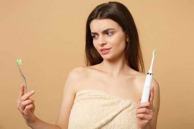 Pemakaian jenis sikat gigi yang salah tidaklah baik/Foto:Freepik.com/Vidistudio Memakai jenis sikat gigi yang tidak sesuai dengan kebutuhan gigi bisa berdampak tidak baik.