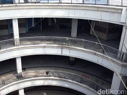 Deretan Penunggu di Mal Serpong Plaza yang Tak Berpenghuni