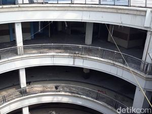 Deretan Penunggu di Mal Serpong Plaza yang Tak Berpenghuni Deretan Penunggu di Mal Serpong Plaza yang Tak Berpenghuni