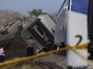 10 Menit Mencekam KA Argo Semeru Anjlok-Ekor Ditabrak KA Argo Wilis