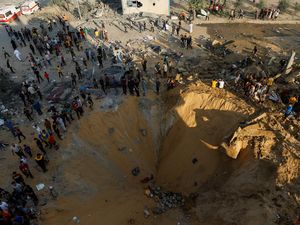 Dahsyatnya Hantaman Rudal Israel Bikin Lubang Besar Menganga di Gaza