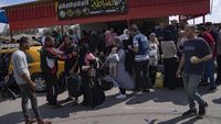 Potret Warga Palestina Padati Perbatasan Rafah-Mesir Saat Gaza Membara
