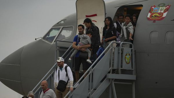 Potret Warga Peru Dievakuasi dari Israel dengan Pesawat Kepresidenan