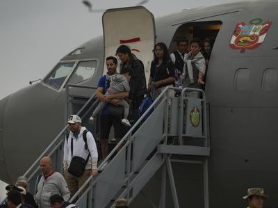 Potret Warga Peru Dievakuasi dari Israel dengan Pesawat Kepresidenan