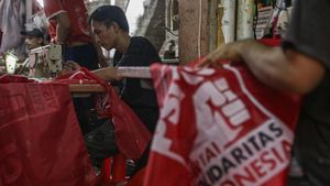 Sibuknya Para Pekerja Garap Alat Peraga Kampanye