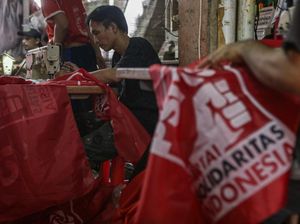 Sibuknya Para Pekerja Garap Alat Peraga Kampanye