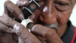 Melihat Produksi Perhiasan Perak di Malang