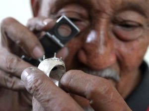 Melihat Produksi Perhiasan Perak di Malang