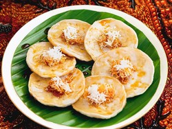 Video Harum Menggoda Kue Laklak, Jajanan Pasar Legendaris Buleleng