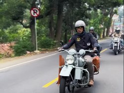 Ridwan Kamil Me Time Jalan-jalan Pakai Motor Tua, Begini Manfaatnya buat Jiwa