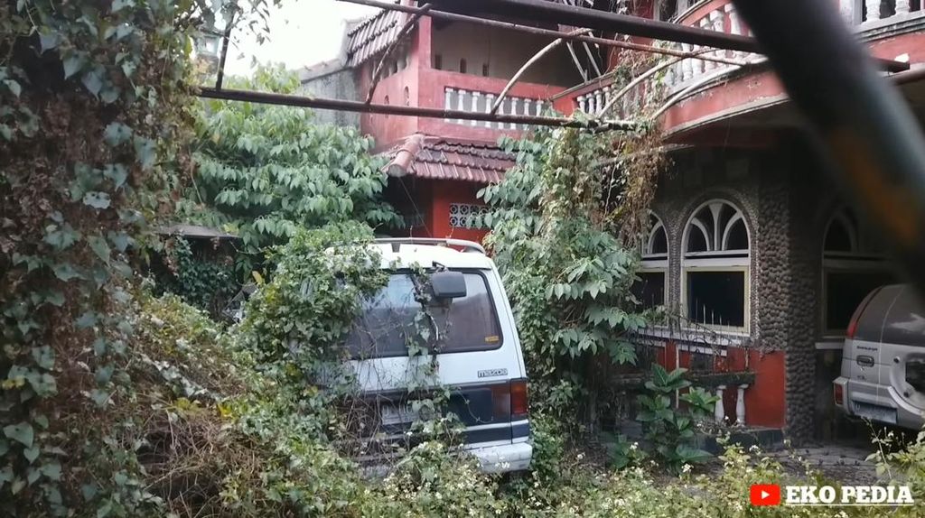Foto-foto Rumah Megah di Bandung Terbengkalai 20 Tahun, Ada Banyak Mobil Foto-foto Rumah Megah di Bandung Terbengkalai 20 Tahun, Ada Banyak Mobil