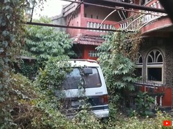 Viral Rumah Megah Terbengkalai 20 Tahun di Bandung, Mobil-mobil Sampai Lumutan