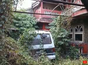 Foto-foto Rumah Megah di Bandung Terbengkalai 20 Tahun, Ada Banyak Mobil Foto-foto Rumah Megah di Bandung Terbengkalai 20 Tahun, Ada Banyak Mobil