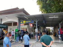 12 KA Alami Keterlambatan Datang di Stasiun Gubeng Imbas Kereta Anjlok
