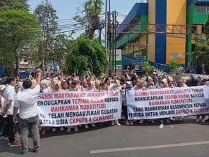 Syukuran Putusan MK, Aliansi Masyarakat Jakarta Timur Bagi-bagi Bunga Mawar