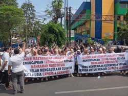 Syukuran Putusan MK, Aliansi Masyarakat Jakarta Timur Bagi-bagi Bunga Mawar