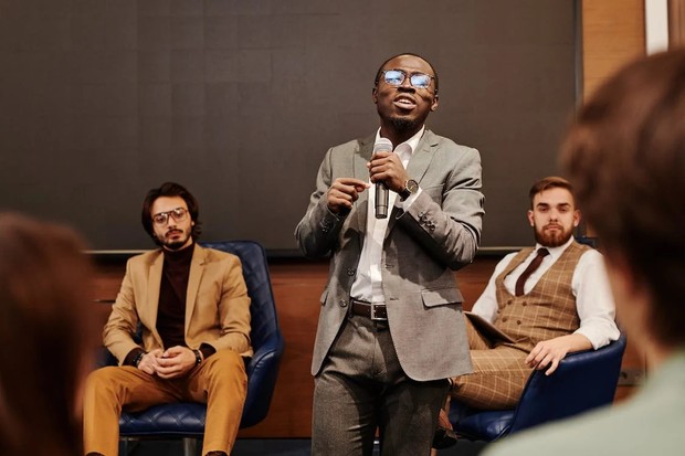 Tips lancar public speaking/Foto: pexels.com/Henri Mathieu-Saint-Laurent Henri Mathieu-Saint-Laurent Tips lancar berbicara di depan umum seperti Ratu Letizia