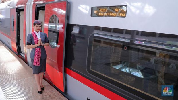 Warga berada pada dalam rangkaian Kereta Cepat Whoosh di area tempat Stasiun Kereta Cepat Jakarta-Bandung Whoosh Halim, Jakarta (17/10/2023). (CNBC Indonesia/Faisal Rahman)