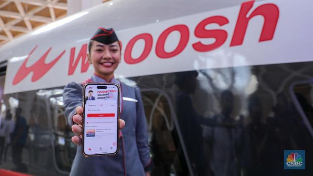Warga berada di dalam rangkaian Kereta Cepat Whoosh di Stasiun Kereta Cepat Jakarta-Bandung Whoosh Halim, Jakarta (17/10/2023). (CNBC Indonesia/Faisal Rahman)