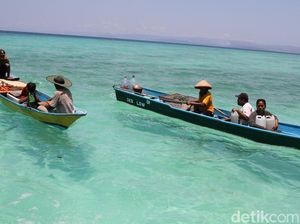 Warga Seberangi Lautan Muna Pakai Sampan-Ketinting demi Air Bersih