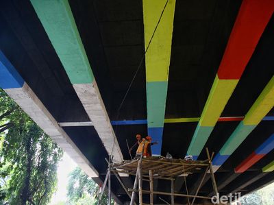 Warna-warni Kolong Jalan Layang Tebet