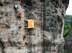 Ngeri Abis! Ada Warung Menggantung di Sisi Tebing, Siapa yang Mau Belanja?
