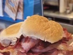 Wow! Bacon Roll Jumbo Ini Mengandung 2.900 Kalori