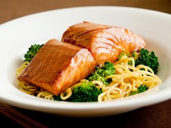 Anak Kos Ini Makan Mie Instan Pakai Salmon Malah Kena Nyinyir Netizen