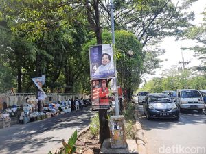 Pemkot Makassar Copot 350 Baliho Caleg Dipaku di Pohon