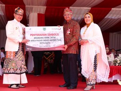 Bankjatim Serahkan Bantuan CSR & Branding Pasar di HUT Ke-22 Kota Batu