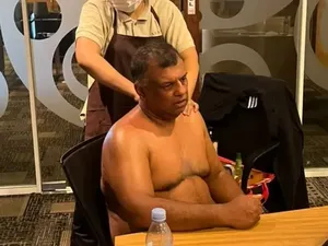 Bos AirAsia Tony Fernandes Dikritik karena Foto Pijat Setengah Telanjang Bos AirAsia Tony Fernandes Dikritik karena Foto Pijat Setengah Telanjang