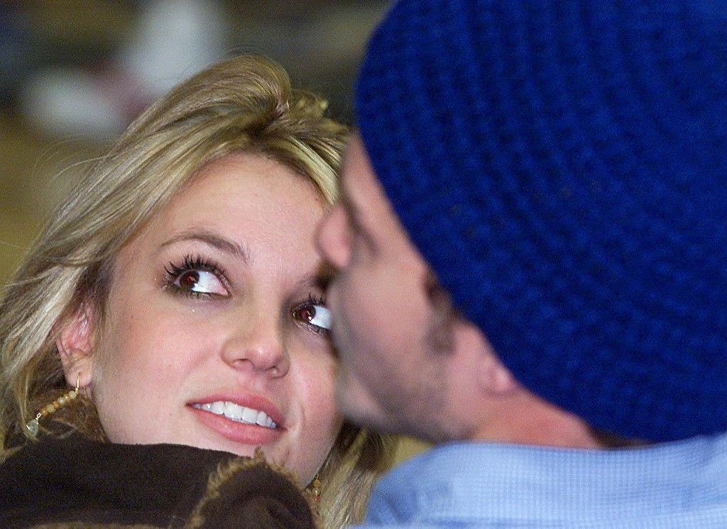 Pop star Britney Spears (l) and her boyfriend, singer Justin Timberlake of the group NSYNC arrive backstage at the 28th Annual American Music Awards 08 January 2001 in Los Angeles. Spears is co-hosting the award show this year along with rapper/actor LL Cool J. AFP Photo Lucy NICHOLSON (Photo by LUCY NICHOLSON / AFP)