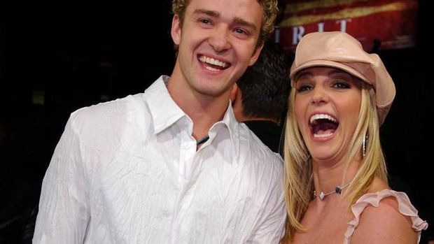 Pop star Britney Spears (l) and her boyfriend, singer Justin Timberlake of the group NSYNC arrive backstage at the 28th Annual American Music Awards 08 January 2001 in Los Angeles. Spears is co-hosting the award show this year along with rapper/actor LL Cool J. AFP Photo Lucy NICHOLSON (Photo by LUCY NICHOLSON / AFP)