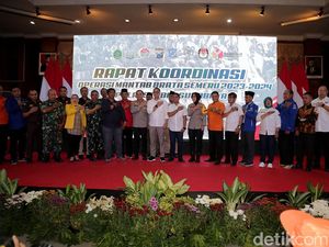 Forkopimda Kota Surabaya Deklarasikan Pemilu 2024 Damai Forkopimda Kota Surabaya Deklarasikan Pemilu 2024 Damai